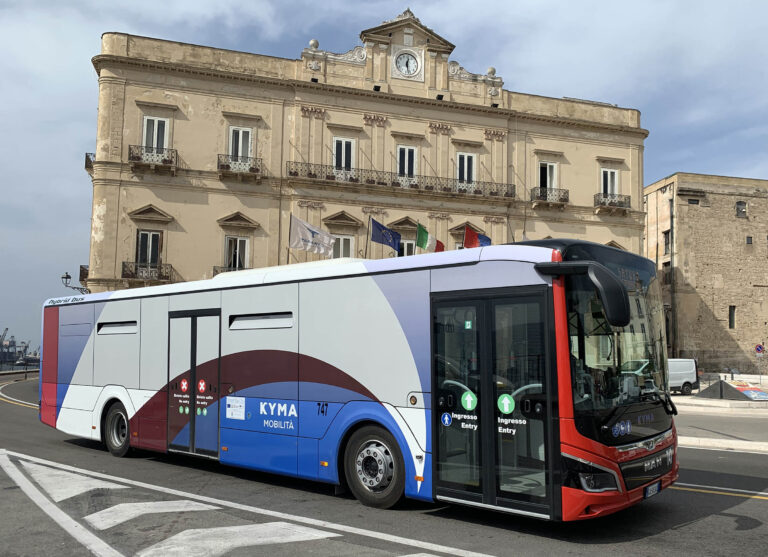 Autobus Kyma Mobilità e Palazzo Città ORIZZONTALE