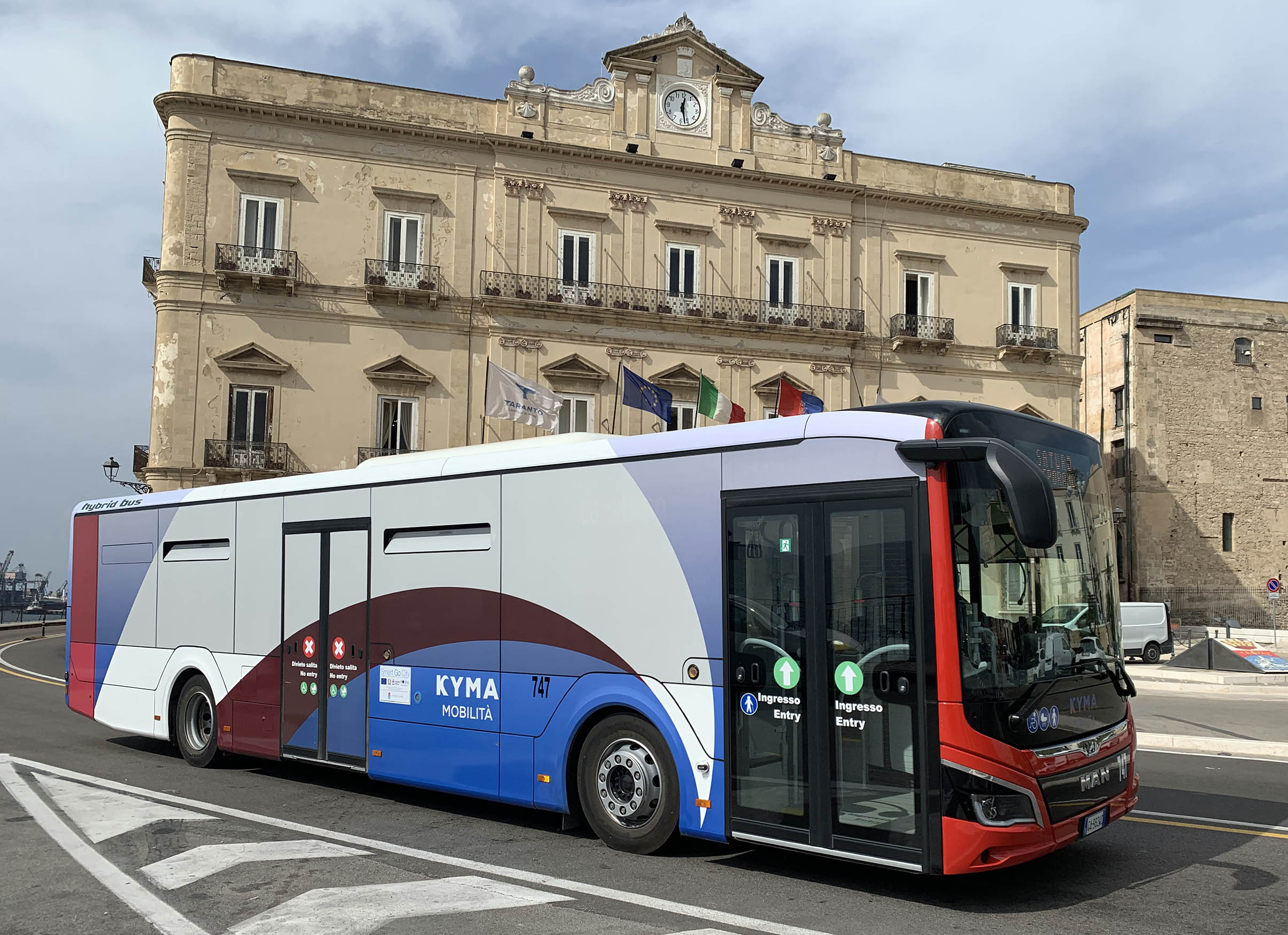 Autobus Kyma Mobilità e Palazzo Città ORIZZONTALE