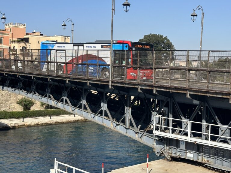 Mercedes Autobus su Ponte Girevole 1