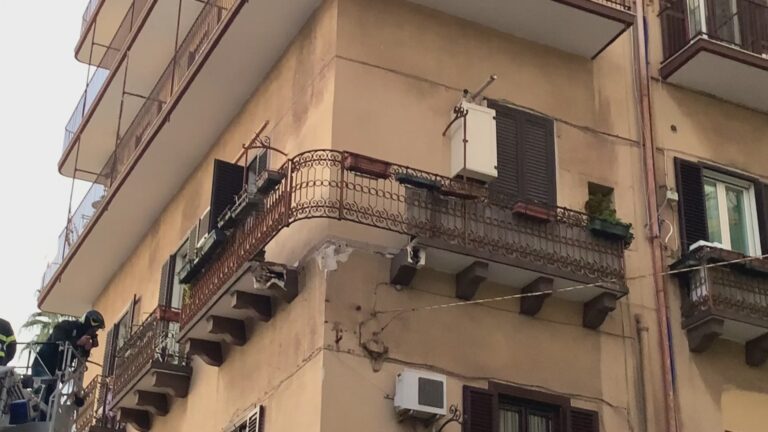 CROLLO BALCOONE VIA OBERDAN 11 12 25