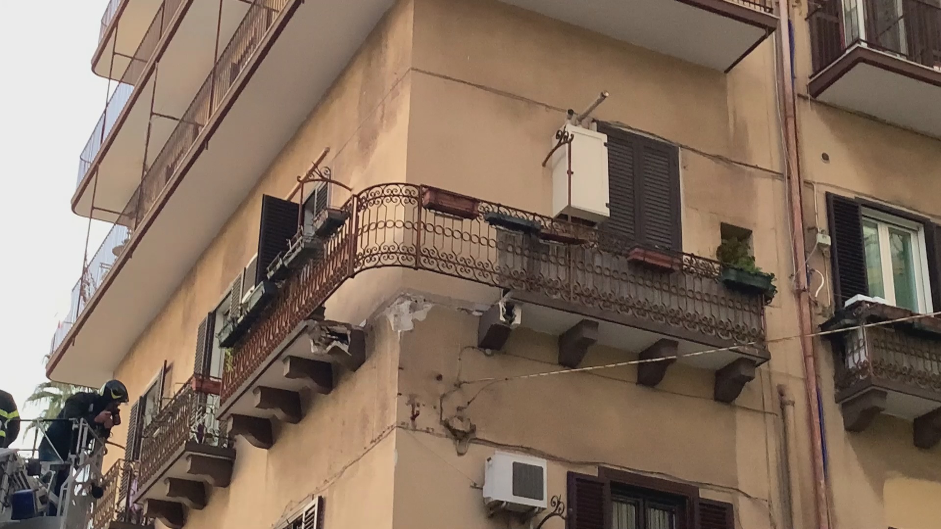 CROLLO BALCOONE VIA OBERDAN 11 12 25