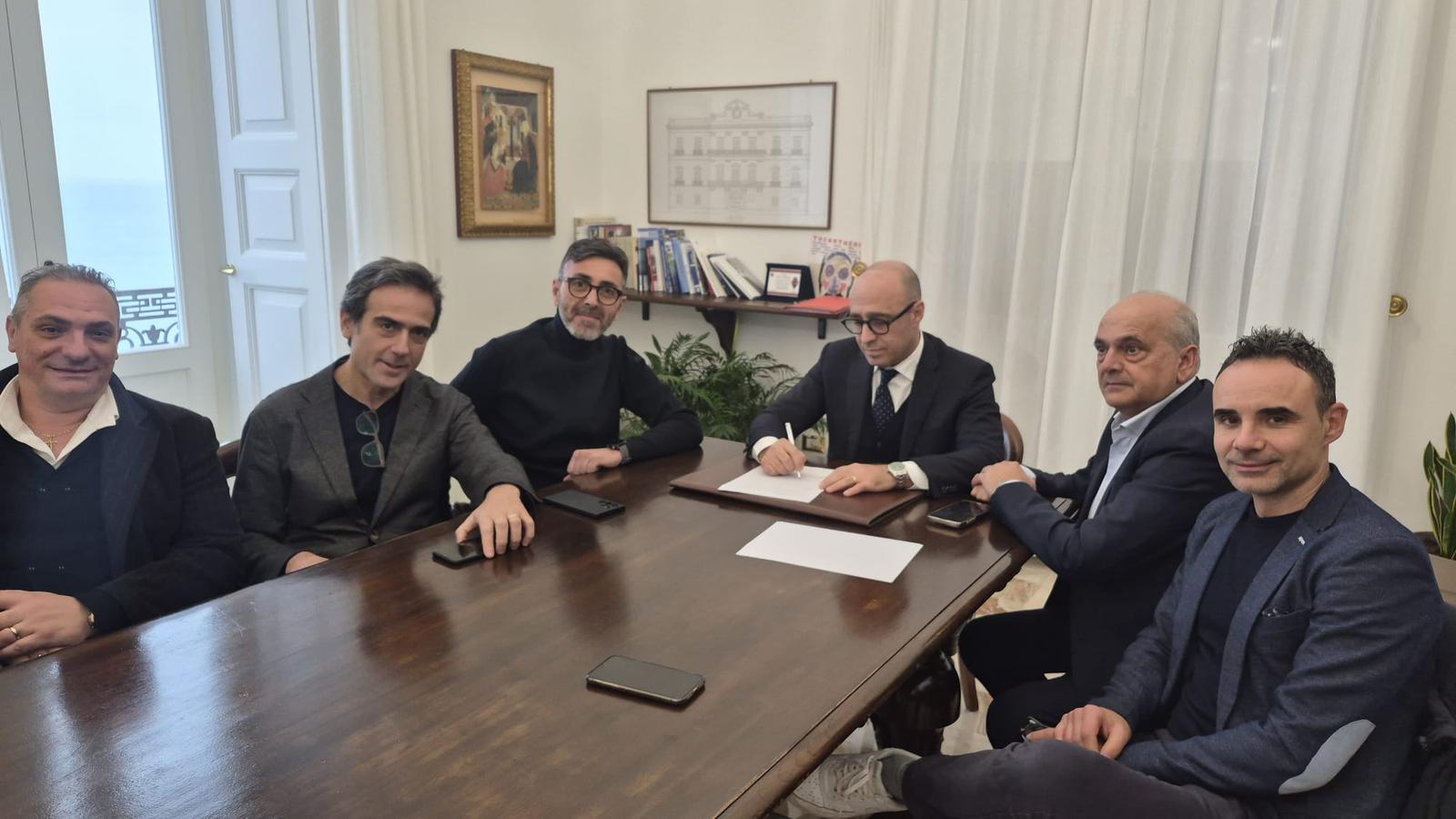 Foto accordo tra Comune di Taranto e Progest Costruzioni
