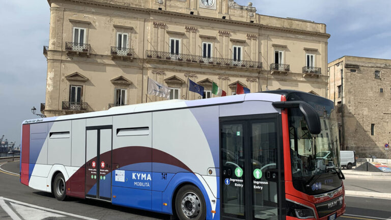 Autobus Kyma Mobilità e Palazzo Città ORIZZONTALE-2